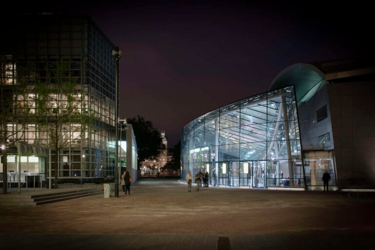 Hans van Heeswijk Architects Ingresso del Van Gogh Museum 2015 Amsterdam. Photo by Jan Kees Steenman Ronald Tilleman 5 Il Van Gogh Museum di Amsterdam ha un nuovo ingresso architettonico di vetro e acciaio. Ecco la fotogallery del monumentale accesso al popolare museo olandese