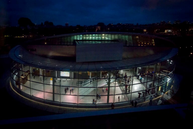 Hans van Heeswijk Architects Ingresso del Van Gogh Museum 2015 Amsterdam. Photo by Jan Kees Steenman Ronald Tilleman 7 Il Van Gogh Museum di Amsterdam ha un nuovo ingresso architettonico di vetro e acciaio. Ecco la fotogallery del monumentale accesso al popolare museo olandese