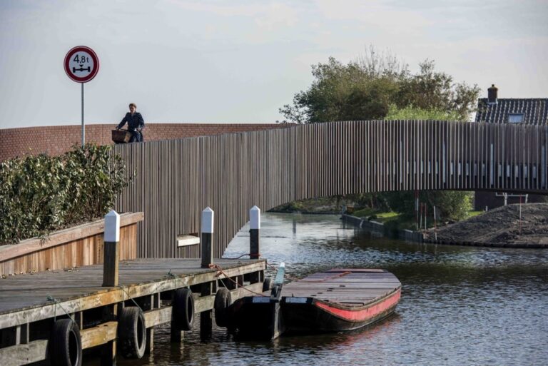 Il ponte attraversato da una cittadina in bicicletta © Raymond Rutting Un ponte che è anche un rifugio per pipistrelli? Esiste: il “Bat-ponte” l'ha progettato in Olanda NEXT Architects: ecco le immagini