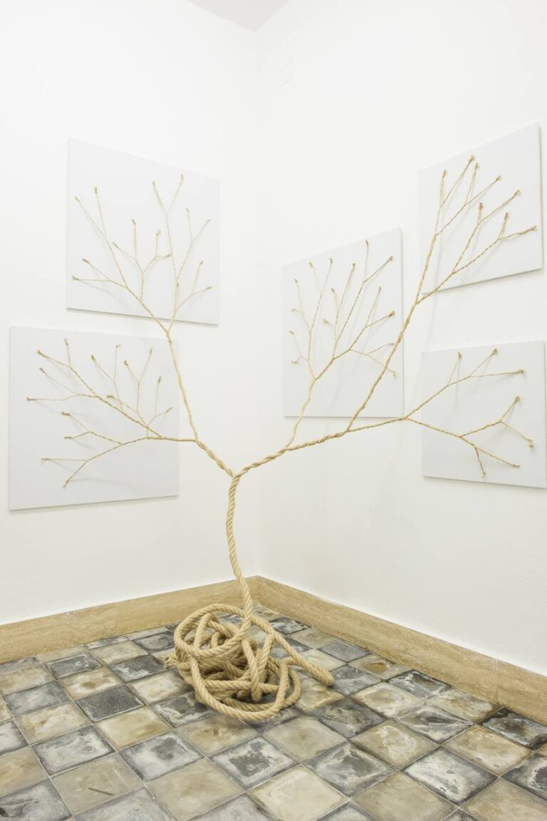 Janaina Mello Landini – Ciclotrama 28 (Medusa) – veduta della mostra presso la Galleria Macca, Cagliari 2015 – photo Stefano Oliverio