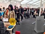 Ken Kagami a Frieze Londra London Updates: a Frieze la fila più lunga è per la performance dell'artista che ti fa il ritratto del pisello o delle tette