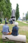 Kengiro Azuma e la moglie prima dell'inaugurazione del suo monumento nel parco del Cimitero monumentale di Milano