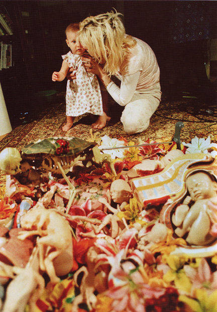 Kurt e Frances Bean Cobain davanti al collage per il retro di copertina di In Utero (1993)