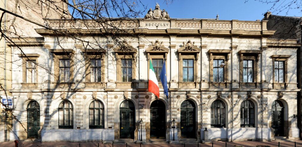 Artisti italiani e ungheresi assieme in una mostra a Budapest. Un invito al dialogo tra due dei paesi in prima linea nella crisi migranti. Oltre confini e malumori