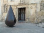 La Goccia di Kengiro Azuma di fronte a Palazzo Lanfranchi, Matera