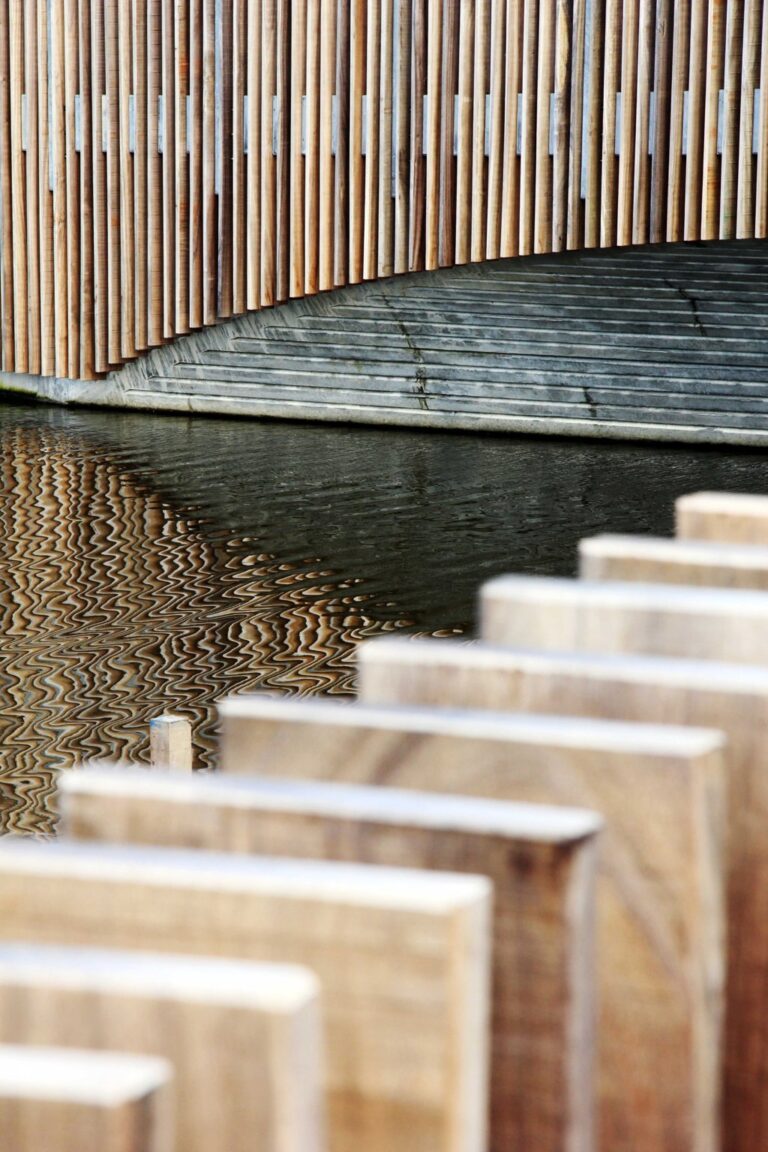 Legno e cemento Giochi di linee © NEXT Architects Un ponte che è anche un rifugio per pipistrelli? Esiste: il “Bat-ponte” l'ha progettato in Olanda NEXT Architects: ecco le immagini