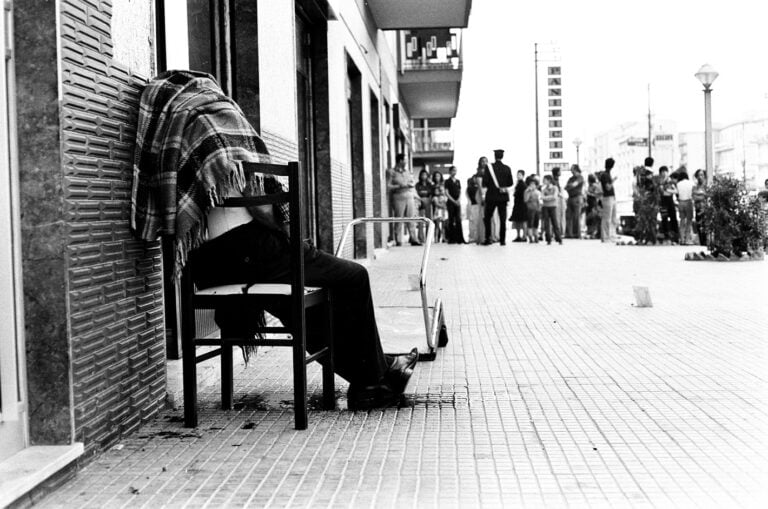 Letizia Battaglia, Omicidio sulla sedia, Palermo 1975 © Letizia Battaglia
