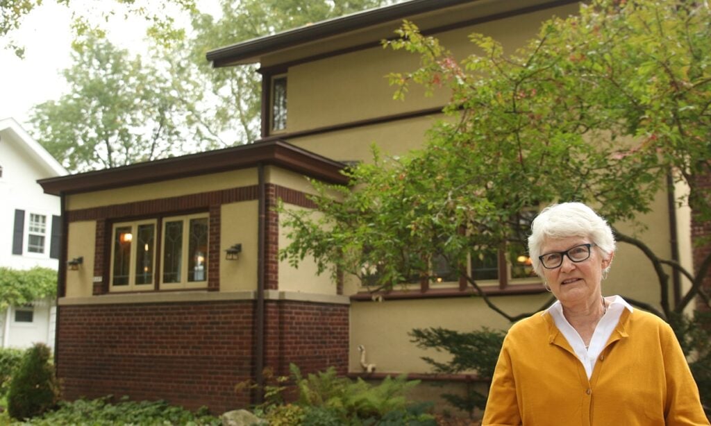 Nel Wisconsin, una pensionata scopre di vivere in una casa progettata da Frank Lloyd Wright.  Quando agli inizi del secolo scorso si dedicò all’architettura abitativa democratica
