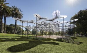 Lo studio britannico AL_A firma il secondo MPavilion a Melbourne. Di materiali high-tech e ispirata alle fronde di una foresta, ecco la risposta australiana al Serpentine Gallery Pavilion