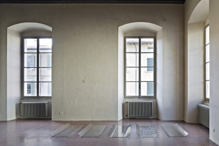 Madoka Furuhashi Il Quarto Stato 2015 Partially Curved Glass Sheets courtesy Beyond Entropy 4 A Brescia si rivisita Il Quarto Stato di Pelizza da Volpedo in chiave contemporanea. Con opere di Yuri Ancarani, Madoka Furuhashi e Michael Sailstorfer. Ecco la fotogallery