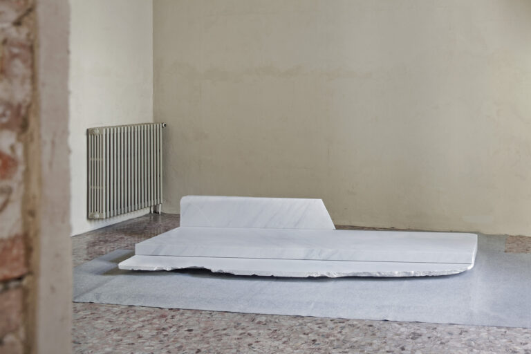 Madoka Furuhashi Il Quarto Stato 2015Botticino With Partial Cuts courtesy Beyond Entropy A Brescia si rivisita Il Quarto Stato di Pelizza da Volpedo in chiave contemporanea. Con opere di Yuri Ancarani, Madoka Furuhashi e Michael Sailstorfer. Ecco la fotogallery