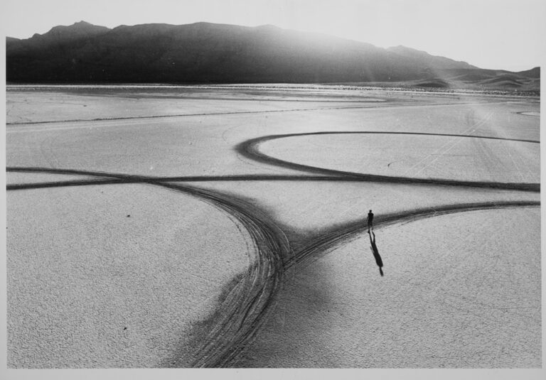 Michael Heizer, Circular Surface, Planar Displacement Drawing, 1969 - from Troublemakers - photo © Gianfranco Gorgoni - courtesy Getty Research Institute, Los Angeles