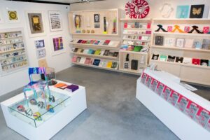 Damien Hirst apre un altro dei suoi concept store. Dove? A Londra, nella sua galleria appena inaugurata a Newport Street. Con limited edition dell’astrattista John Hoyland