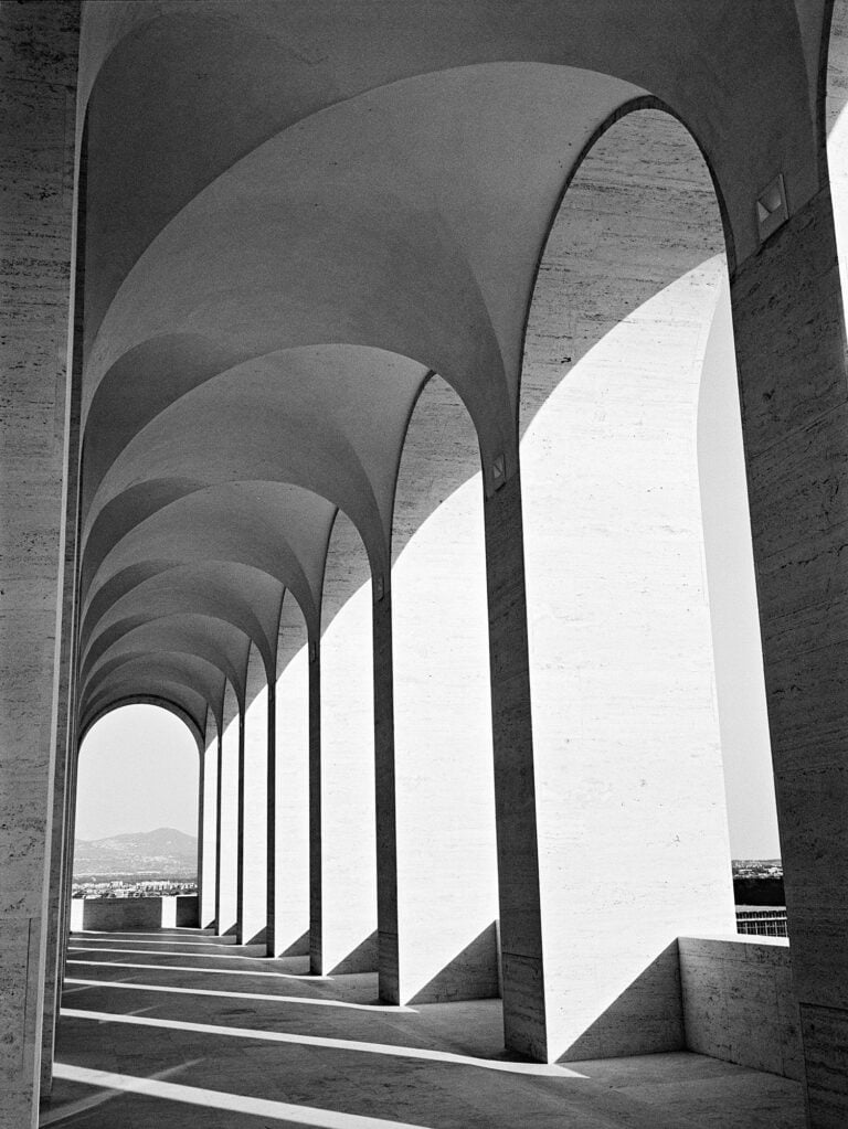 Palazzo della Cività foto Karl Lagerfeld Immagini del Colosseo quadrato targato Fendi. Al via al Palazzo della Civiltà Italiana all'Eur la mostra che inaugura il nuovo headquarter della maison