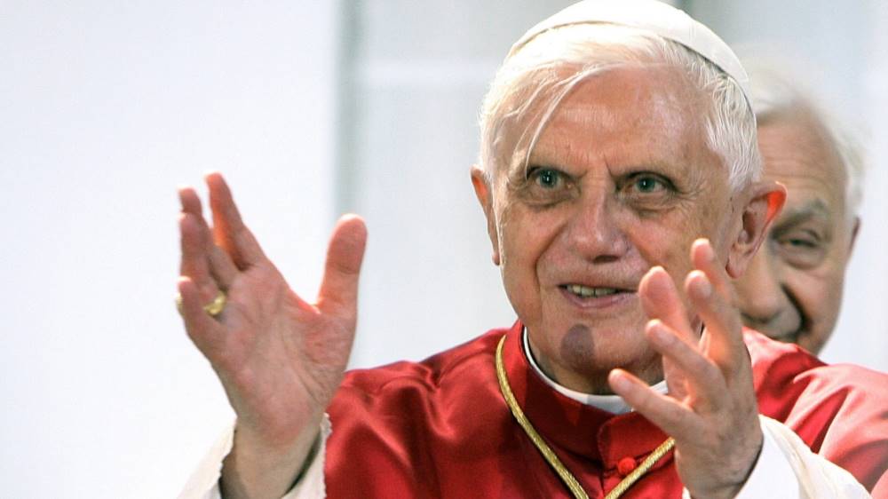 Xante Battaglia condannato in via definitiva per vilipendio alla religione cattolica. La colpa? Aver accostato Papa Ratzinger a un mega fallo in erezione