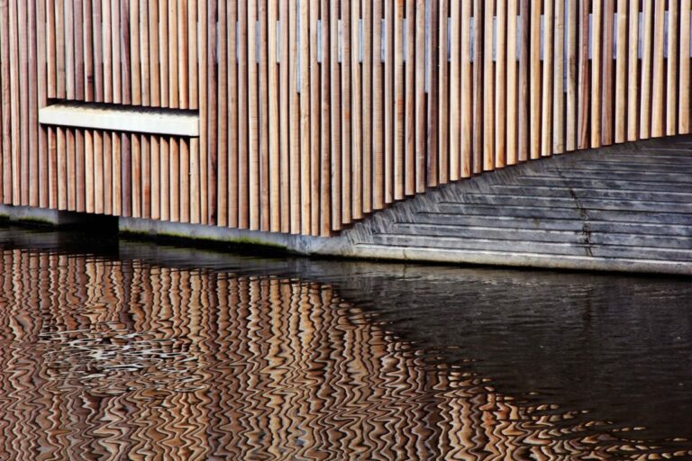 Riflessi sull’acqua © NEXT Architects Un ponte che è anche un rifugio per pipistrelli? Esiste: il “Bat-ponte” l'ha progettato in Olanda NEXT Architects: ecco le immagini