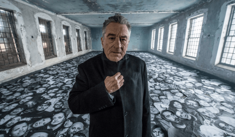 Robert De Niro in Ellis by JR 2015 JR al Louvre. Incantesimo ottico per i 30 anni della Piramide di vetro