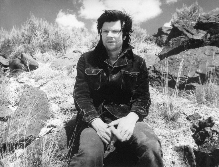 Robert Smithson sul luogo di Spiral Jetty, Great Salt Lake, Utah, aprile 1970 - from Troublemakers - photo © Gianfranco Gorgoni - courtesy Getty Research Institute, Los Angeles