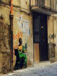 Roxy in the Box Chatting 2015 Artemisia Gentileschi Roxy in The Box e la street art. Ritratti di celebrità fra i Quartieri spagnoli, a Napoli. E non manca lo sfregio: Basquiat vandalizzato
