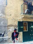 Roxy in the Box Chatting 2015 Jean Michel Basquiat Roxy in The Box e la street art. Ritratti di celebrità fra i Quartieri spagnoli, a Napoli. E non manca lo sfregio: Basquiat vandalizzato