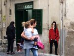Roxy in the Box Chatting 2015 Marina Abramovic Roxy in The Box e la street art. Ritratti di celebrità fra i Quartieri spagnoli, a Napoli. E non manca lo sfregio: Basquiat vandalizzato
