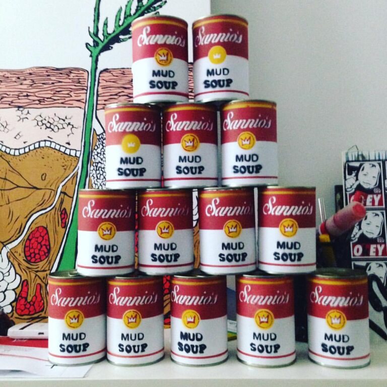 Sannios Mud Soup il Fango dartista di Fabio della Ratta aka biodpi Merda d'artista? Campbell's Soup? Ora arriva il Fango d'artista: geniale idea dello street artist biodpi per aiutare gli alluvionati del Sannio