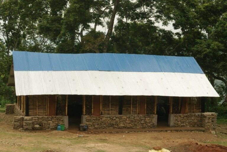 School in Chhoprak Gorkha Nepal 07 Il Nepal torna a vivere dopo il terremoto. Ecco le immagini della scuola ricostruita in sette settimane da due neolaureati e un architetto indiano