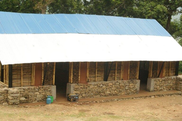 School in Chhoprak Gorkha Nepal 08 Il Nepal torna a vivere dopo il terremoto. Ecco le immagini della scuola ricostruita in sette settimane da due neolaureati e un architetto indiano