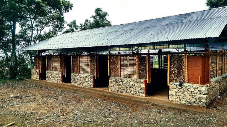 School in Chhoprak Gorkha Nepal 10 Il Nepal torna a vivere dopo il terremoto. Ecco le immagini della scuola ricostruita in sette settimane da due neolaureati e un architetto indiano