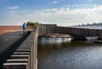 Scorcio della pista ciclabile e della balaustra a doghe © Raymond Rutting Un ponte che è anche un rifugio per pipistrelli? Esiste: il “Bat-ponte” l'ha progettato in Olanda NEXT Architects: ecco le immagini