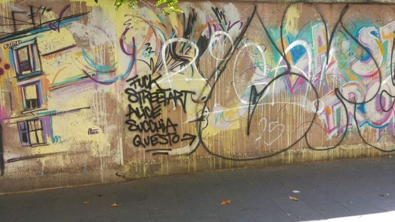 Scritte sessiste su un murale di Alicè Street Art. Tra riqualificazione e vandalismo