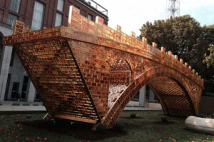 Triennale di Milano, un ponte d’oro celebra la Via della Seta e la pace tra i popoli. L’opera di Shu Yong per Expo