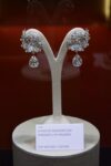 Teca con gli orecchini di diamanti di Massoni, esposta nel caveau di Banca Carige a Genova © Linda Kaiser