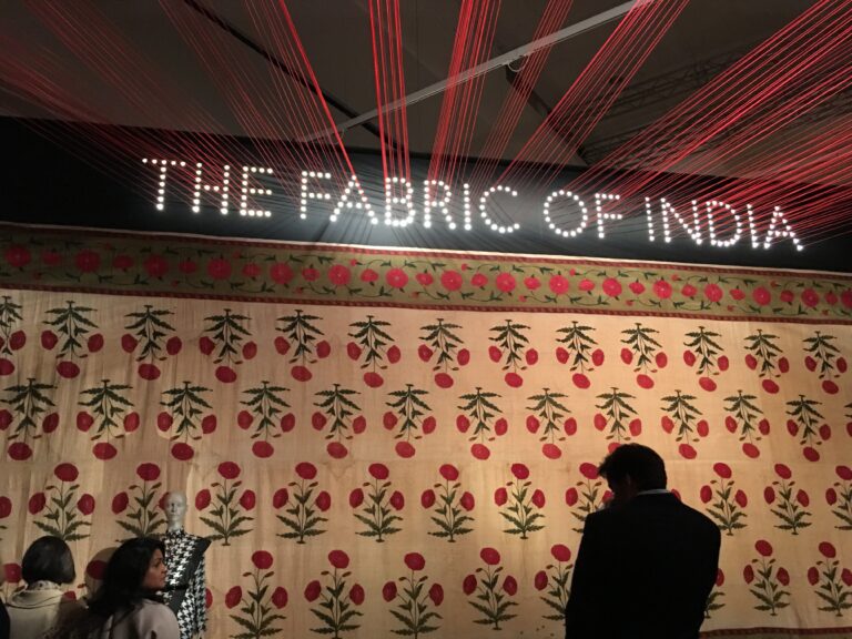 The Fabric of India Victoria and Albert Museum Londra foto Mario Bucolo 5 Seta, perle, argento, oro. Londra celebra l'India con la prima mostra mai dedicata alla storia dei tessuti del subcontinente: ecco le immagini dal Victoria and Albert Museum