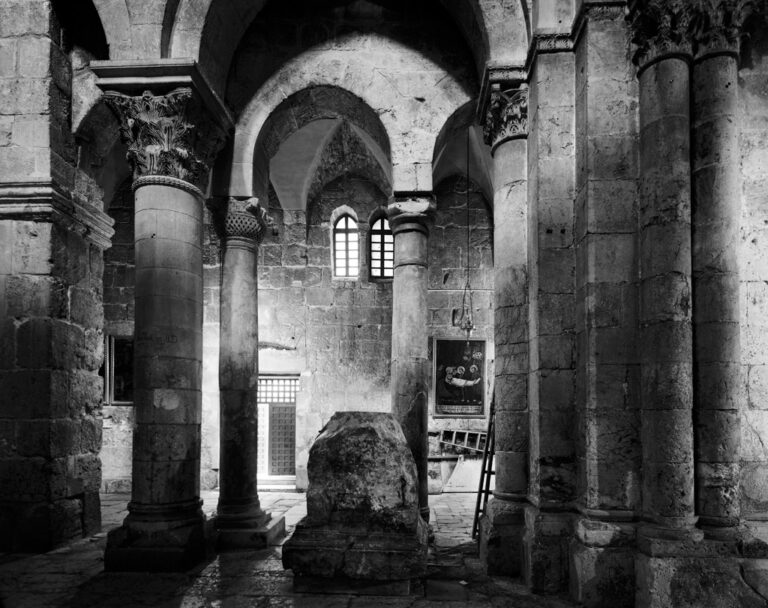 Thomas Struth, Church of the Holy Sepulchre, East Jerusalem, 2011 - Courtesy Galleria Monica De Cardenas, Milano