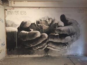 Street art nel palazzo segreto. A Roma 28 artisti dipingono sui muri sventrati di un’architettura in via di ristrutturazione. Tutte le foto