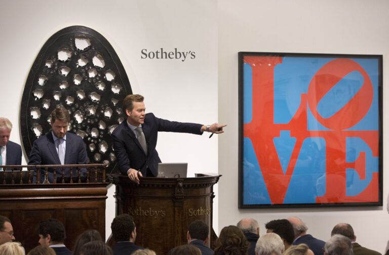 Un momento dellasta Sothebys London Updates: il record di Lucio Fontana illumina una Sotheby's Italian Sale meno brillante del previsto. All'asta Phillips brilla Cy Twombly