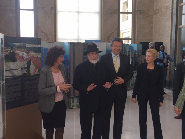 Vicesindaco di Carrara Fiorella Fambrini con Michelangelo Pistoletto il Sindaco di Biella Marco Cavicchioli e Francesca Nicoli Happy (Re)birthday ONU. Inaugurato a Ginevra il Terzo Paradiso di Pistoletto donato dall'Italia per i 70 anni delle Nazioni Unite: ecco immagini e video