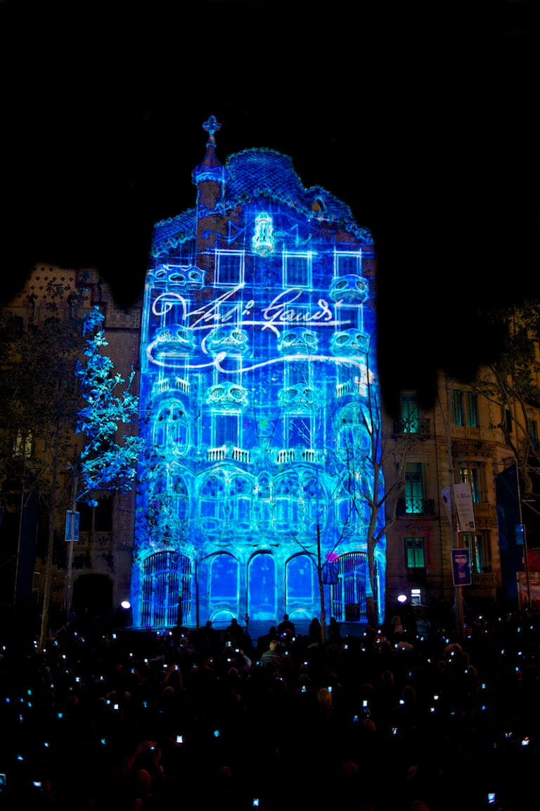 video mapping casa battlò 3 Un caleidoscopio di luci e colori su Casa Batlló a Barcellona. L’architettura di Gaudí festeggia con un video mapping i 10 anni dall’ingresso nel patrimonio Unesco