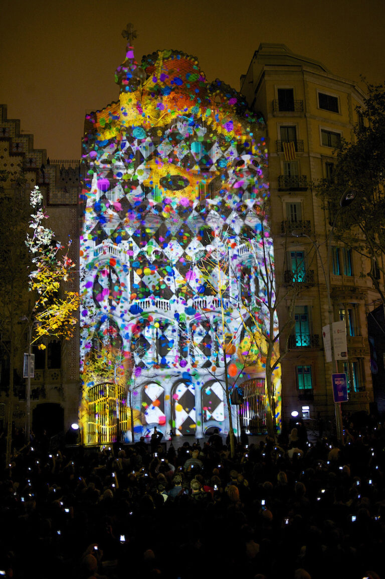 video mapping casa battlò 2 Un caleidoscopio di luci e colori su Casa Batlló a Barcellona. L’architettura di Gaudí festeggia con un video mapping i 10 anni dall’ingresso nel patrimonio Unesco