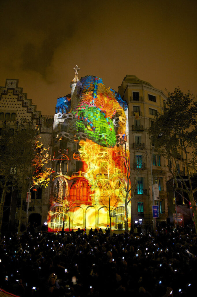 Un caleidoscopio di luci e colori su Casa Batlló a Barcellona. L’architettura di Gaudí festeggia con un video mapping i 10 anni dall’ingresso nel patrimonio Unesco