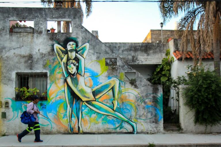 Alice Pasquini BuenosAires 2015 Photo Jessica Stewart 3 Italiani in trasferta. I murales di Alice Pasquini in Sud America, per l’IIC di Montevideo. Fiumi, scorci urbani, volti infantili e accenti surreali