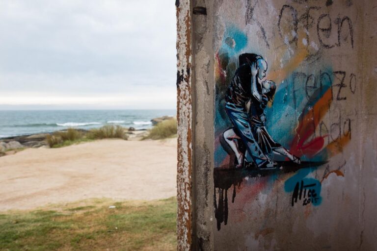 Alice Pasquini Punta Del Diablo Uruguay 2015 Photo Jessica Stewart Italiani in trasferta. I murales di Alice Pasquini in Sud America, per l’IIC di Montevideo. Fiumi, scorci urbani, volti infantili e accenti surreali