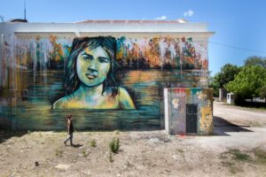 Italiani in trasferta. I murales di Alice Pasquini in Sud America, per l’IIC di Montevideo. Fiumi, scorci urbani, volti infantili e accenti surreali
