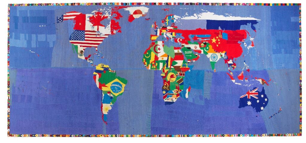 Alighiero Boetti a Palazzo Vecchio. Per il Summit Mondiale dei Sindaci Firenze ospita due grandi mappe afghane. Nuove incursioni contemporanee in spazi rinascimentali