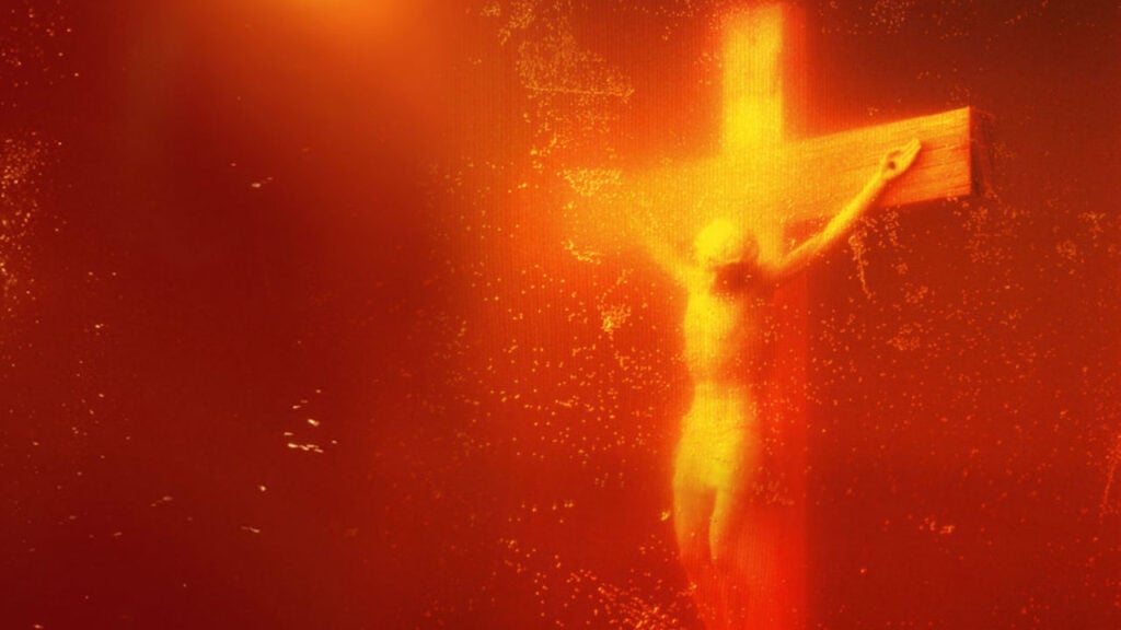 Piss Christ di Serrano ritirata da Photolux dopo le proteste dei cattolici. Amareggiato il critico Daniele De Luigi: la sua lettera al direttore Enrico Stefanelli