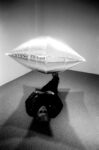 Andy Warhol sotto Silver Cloud durante la mostra alla Ferus Gallery, Los Angeles 1965 - © Steve Schapiro-Corbis – © The Andy Warhol Foundation for the Visual Arts, Inc. - ADAGP, Paris 2015
