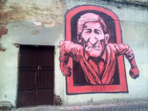 Pesaro, brutta sorpresa per il Collettivo FX. Dei volontari cancellano il murale (autorizzato) dedicato a Ciclon, il “matto del villaggio”.  E la comunità si arrabbia