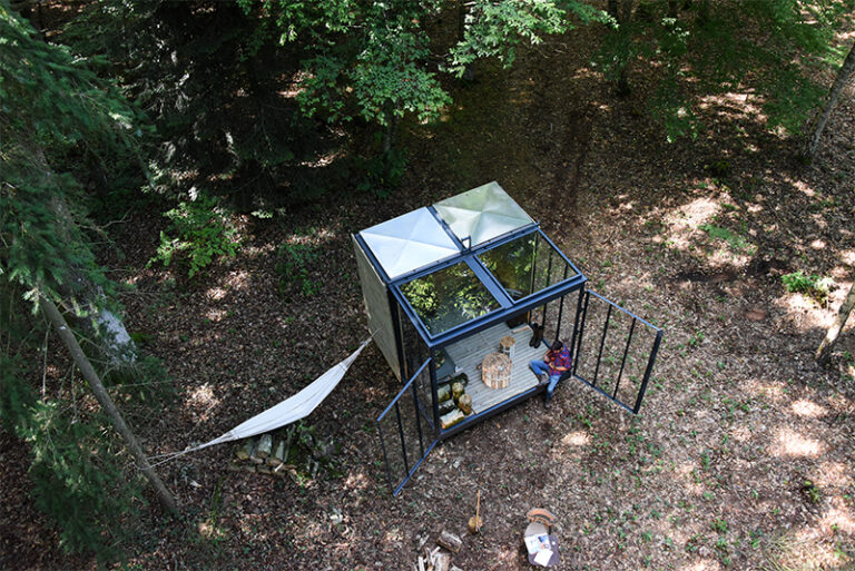 Cube dans mon jardin LQ FORET13 Vi manca una stanza? Ve la potete mettere in giardino, anche d’inverno. Con il cubo creato dal designer Frederic Tabary: 9 metri quadri, adattabile a contesti, stagioni e usi differenti