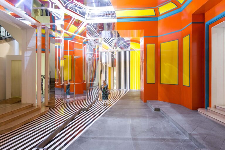 Daniel Buren, Axer - Désaxer, Madre, Napoli 2015 - courtesy Fondazione Donnaregina per le arti contemporanee, Napoli - photo © Amedeo Benestante